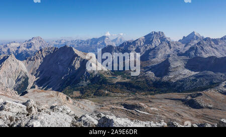 Fanes Plateau mit Ju de Limo, auf der linken Seite des Col Becchei, Fanes, Südtirol, Ansicht im Cristallo und Sorapis und Antelao und Tofana Di Dentro und d Stockfoto
