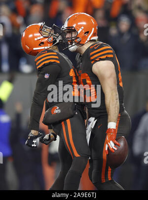 Cleveland, USA. 15 Nov, 2019. Cleveland Browns Stephen Carlson (89) feiert eine Touchdownverriegelung im vierten Quartal gegen die Pittsburgh Steelers mit Odell Beckham Jr (13) an FirstEnergy Stadion in Cleveland, Ohio am Donnerstag, 14. November 2019. Foto von Aaron Josefczyk/UPI Quelle: UPI/Alamy leben Nachrichten Stockfoto