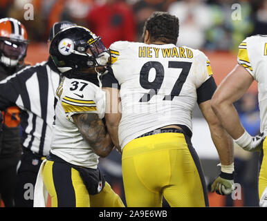 Cleveland, USA. 15 Nov, 2019. Pittsburgh Steeler's Jordan Dangerfield (37) Hält zurück Cam Heyward (97) bei einer Bank Clearing Schlägerei mit den Cleveland Browns an FirstEnergy Stadion in Cleveland, Ohio am Donnerstag, 14. November 2019. Foto von Aaron Josefczyk/UPI Quelle: UPI/Alamy leben Nachrichten Stockfoto