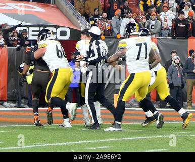 Cleveland, USA. 15 Nov, 2019. Pittsburgh Steeler's David DeCastro (66) packt Cleveland Browns Myles Garrett (95) eine Bank Clearing Schlägerei angefangen mit 8 Sekunden im Spiel gegen die Cleveland Browns an FirstEnergy Stadion in Cleveland, Ohio links am Donnerstag, 14. November 2019. Foto von Aaron Josefczyk/UPI Quelle: UPI/Alamy leben Nachrichten Stockfoto