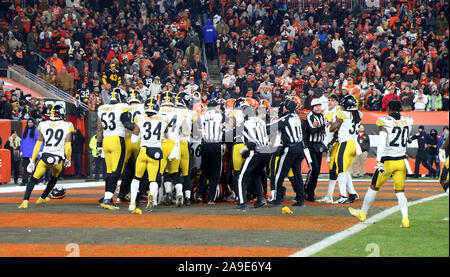 Cleveland, USA. 15 Nov, 2019. Pittsburgh Steelers Spieler rush auf das Feld für eine Bank Clearing Schlägerei mit 8 Sekunden im Spiel gegen die Cleveland Browns an FirstEnergy Stadion in Cleveland, Ohio links am Donnerstag, 14. November 2019. Foto von Aaron Josefczyk/UPI Quelle: UPI/Alamy leben Nachrichten Stockfoto