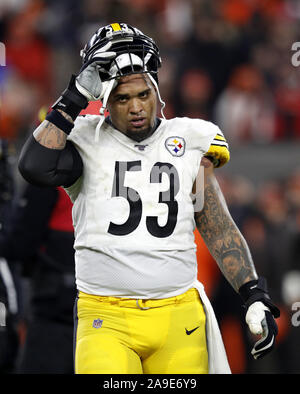 Cleveland, USA. 15 Nov, 2019. Pittsburgh Steeler's Maurkice Pouncy (53) verlässt das Feld nach einer Bank Clearing Schlägerei mit 8 Sekunden im Spiel gegen die Cleveland Browns an FirstEnergy Stadion in Cleveland, Ohio links am Donnerstag, 14. November 2019. Foto von Aaron Josefczyk/UPI Quelle: UPI/Alamy leben Nachrichten Stockfoto