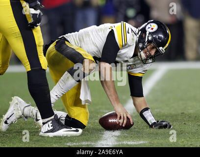 Cleveland, USA. 15 Nov, 2019. Pittsburgh Steeler's Maurer Rudolph (2) erhält nach einem Sack durch Cleveland Browns Myles Garrett an FirstEnergy Stadion in Cleveland, Ohio am Donnerstag, 14. November 2019. Foto von Aaron Josefczyk/UPI Quelle: UPI/Alamy leben Nachrichten Stockfoto