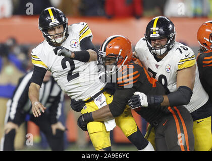 Cleveland, USA. 15 Nov, 2019. Pittsburgh Steeler's Maurer Rudolph (2) ist durch Cleveland Browns Myles Garrett (95) in der zweiten Hälfte auf FirstEnergy Stadion in Cleveland, Ohio am Donnerstag, 14. November 2019 getroffen. Foto von Aaron Josefczyk/UPI Quelle: UPI/Alamy leben Nachrichten Stockfoto