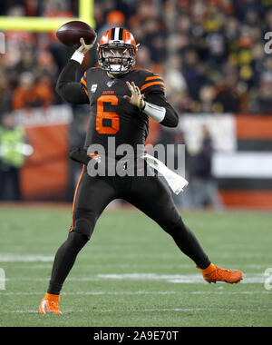 Cleveland, USA. 15 Nov, 2019. Cleveland Browns Baker Mayfield (6) wirft einen Pass gegen die Pittsburgh Steelers an FirstEnergy Stadion in Cleveland, Ohio am Donnerstag, 14. November 2019. Foto von Aaron Josefczyk/UPI Quelle: UPI/Alamy leben Nachrichten Stockfoto