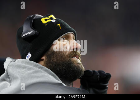 Cleveland, USA. 15 Nov, 2019. Pittsburgh Steeler's Ben Roethlisberger (7) sieht bei einem Spiel gegen die Cleveland Browns an FirstEnergy Stadion in Cleveland, Ohio am Donnerstag, 14. November 2019. Foto von Aaron Josefczyk/UPI Quelle: UPI/Alamy leben Nachrichten Stockfoto