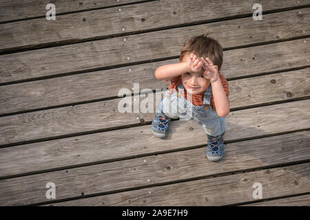 Kind auf der Terrasse Stockfoto