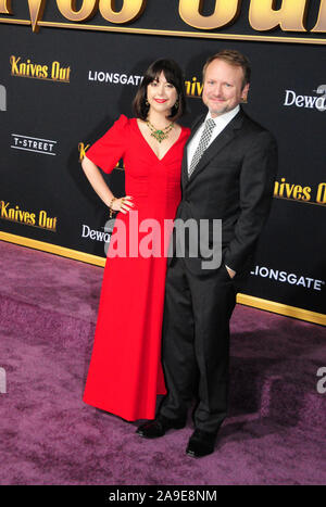 Los Angeles, Kalifornien, USA, 14. November 2019 (L-R) Karina Longworth und Ehemann Regisseur/Autor Rian Johnson an der Los Angeles Premiere von lionsgate's 'Messer Aus" am 14. November 2019 im Regency Dorf Theater in Los Angeles, Kalifornien, USA. Foto von Barry King/Alamy leben Nachrichten Stockfoto