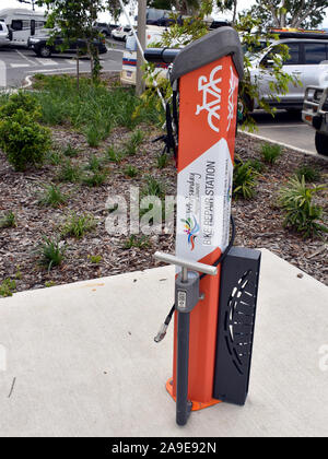 Ein Fahrrad reparieren in den Whitsundays auf einem Parkplatz entfernt. Stockfoto