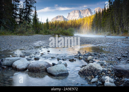 Sonnenaufgang am Bach entlang der oberen und unteren Wasservögel Seen, Banff National Park, Alberta, Kanada. Stockfoto