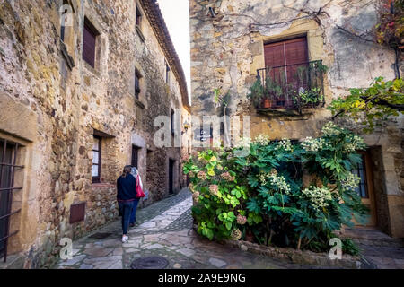 Village Lane von Pals im Herbst, Ort der historischen Interesse Stockfoto