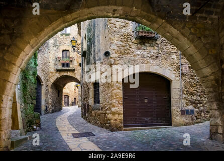 Village Lane von Pals im Herbst, Ort der historischen Interesse Stockfoto