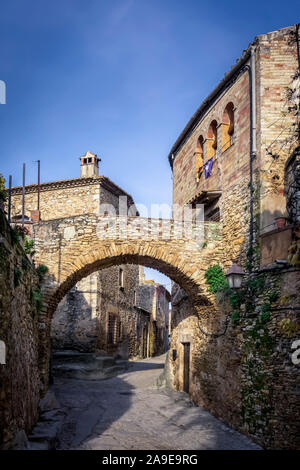 Lane in Peratallada im Herbst Stockfoto