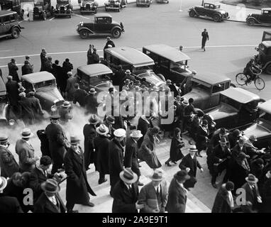 Auf diesem Foto, von den Stufen des Kapitols, zeigt Kommunisten Fräsen über in eine Wolke von Tränengas, die Polizei eine Demonstration während der Eröffnung der 71st Congress zu brechen Stockfoto