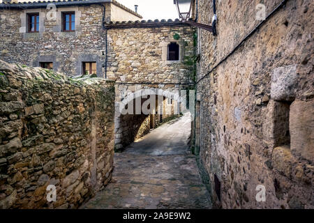 Lane in Peratallada im Herbst Stockfoto