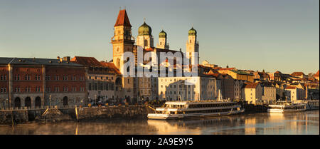 Altstadt mit Rathaus, Dom St. Stephan mit Sunrise, Donau, Passau, Niederbayern, Bayern, Deutschland Stockfoto