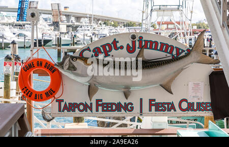 Tour Boot und Zeichen für Schiffsausflüge, Miamarina am Bayside, Biscayne Boulevard, Zentrum der Stadt, Miami, Miami-Dade County, Florida, USA, Nort Stockfoto