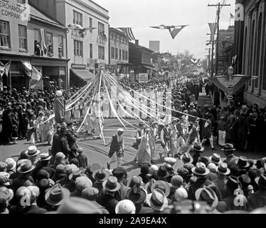 Schule Kinder März in Parade Apple Blossom Festival Zeit in Virginia begrüßen zu dürfen. Eine Szene bei der Parade in Winchester, Virginia, heute, wenn 10.000 Schulkinder marschierten die Eröffnung des Apple Bblossom Festival zu feiern kann. 1930 Stockfoto