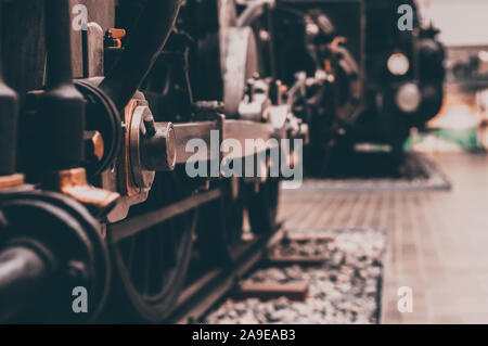 Teil der Räder der alten Lok auf die Schienen Stockfoto