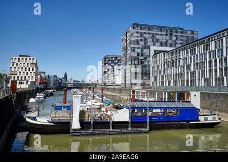 Deutschland, Nordrhein-Westfalen, Köln, Rheinau Insel, Kran Häuser im Rheinauer Hafen, Yachthafen Stockfoto