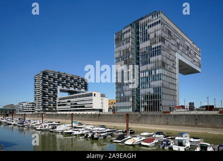 Deutschland, Nordrhein-Westfalen, Köln, Rheinau Insel, Kran Häuser im Rheinauhafen, Yacht Hafen Stockfoto