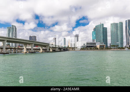 Freedom Tower in Miami Dade College, American Airlines Arena und die Skyline der Stadt, Miami, Miami-Dade County, Florida, USA, North Americ Stockfoto