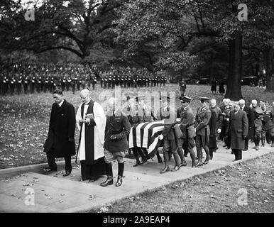 Taps Sound für berühmte Allgemein. Eine eindrucksvolle militärische Beerdigung markiert die letzte Ölung für Allgemeine Tasker N. Bliss, Krieg - Zeit Stabschef, gehalten am Arlington National Friedhof Ca. 1930 Stockfoto