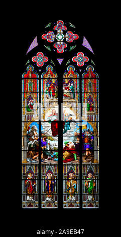Ein Bild von einem bunten Kirchenfenster in Köln Stockfoto