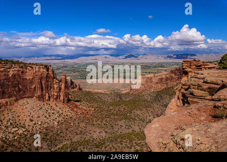 Die USA, Colorado, Colorado allgemein Denkmal, Fruita, Sentinel Spire gegen Grand Valley, Blick auf Otto's Trail Stockfoto