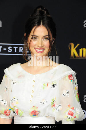 Los Angeles, Kalifornien, USA, 14. November 2019 Schauspielerin Ana de Armas besucht die Los Angeles Premiere von lionsgate's 'Messer Aus" am 14. November 2019 im Regency Dorf Theater in Los Angeles, Kalifornien, USA. Foto von Barry King/Alamy leben Nachrichten Stockfoto