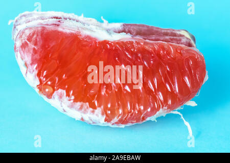 Orange Scheiben mit rotem Fleisch auf einem blauen Hintergrund Stockfoto