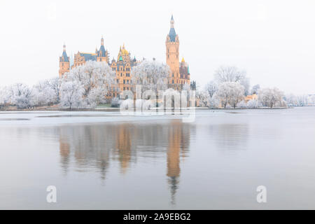 Deutschland, Mecklenburg-Vorpommern, Schwerin, Burg, Winter, Raureif, See Stockfoto