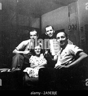 Eva Braun Collection (Album 4) - deutscher Mann mit accordian innen Ca. 1930s Stockfoto