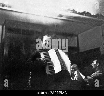 Eva Braun Collection (Album 4) - deutscher Mann mit accordian innen Ca. 1930s Stockfoto