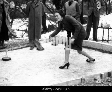 Eva Braun Collection (Album 2) - Frau spielen einige Art von Curling Spiel im Freien Ca. 1930er Jahre Stockfoto
