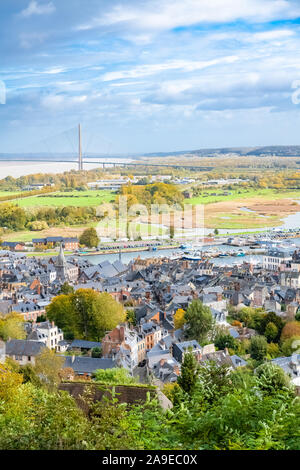 Le Havre in der Normandie, Luftaufnahme der Stadt, mit der die Brücke der Normandie im Hintergrund Stockfoto