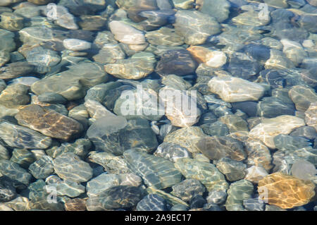 Hintergrund der farbigen Steine unter Wasser Stockfoto