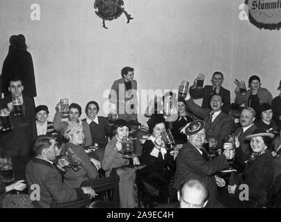 Eva Braun Collection (Album 2) - deutsche Männer und Frauen Bier, Gläser Oktoberfest 1936 Stockfoto