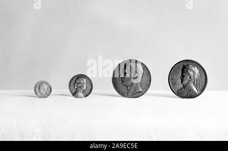 Vier Medaillen der Ehre mit Bildern und Texten "Königin Wilhelmina', 'Juliana Prinzessin der Niederlande", "Prinz Hendrik der Niederlande, Herzog von Mecklenburg', 'Emma Königin Mutter' Stockfoto