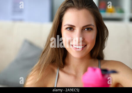 Perfekte Mädchen trinken Energy Drink. Stockfoto