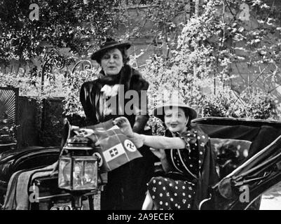 Eva Braun Collection (Album 5) - Frau in carraige Holding ein Nazi Flag Ca. 1930s oder 1940s Stockfoto