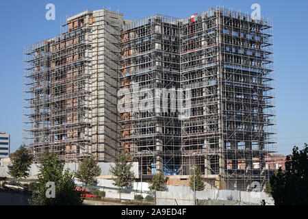 Einzelnen flachen Bau mit blauem Himmel. Stockfoto