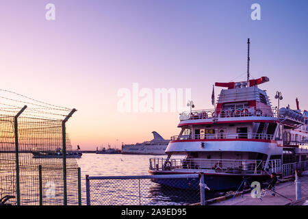 SOKCHO, SÜDKOREA - 28. OKTOBER 2019: Fischer in der Nähe des Schiffes im Hafen in Sokcho City bei pink Herbst Dawn. Sokcho ist City in der Provinz Gangwon-do, Süd K Stockfoto