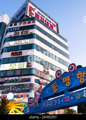 SOKCHO, SÜDKOREA - 28. OKTOBER 2019: Büro und Restaurant Gebäude auf Dongmyeong-dong Straße in Sokcho city Blue autumn Dawn. Sokcho ist Stadt in Stockfoto