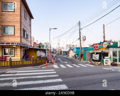 SOKCHO, SÜDKOREA - 28. OKTOBER 2019: Morgen Stadtbild von Sokcho city Blue autumn Dawn. Sokcho ist City in der Provinz Gangwon-do, Südkorea. Stockfoto