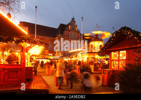 Weihnachtsmarkt im Harburger Rathaus Markt mit der Dämmerung, Harburg, Hamburg, Deutschland, Europa Stockfoto