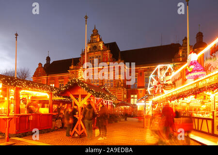 Weihnachtsmarkt im Harburger Rathaus Markt mit der Dämmerung, Harburg, Hamburg, Deutschland, Europa Stockfoto