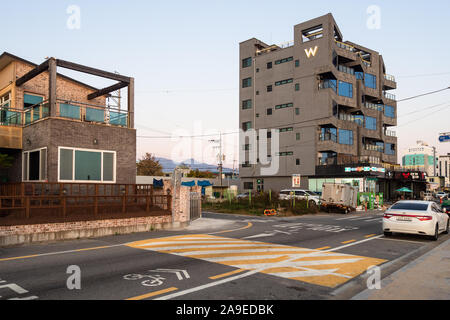 SOKCHO, Südkorea - Oktober 28, 2019: Hotel und Appartement Häuser auf Yeongnanghaean Straße in Sokcho city im Herbst Dawn. Sokcho ist Stadt in Gangwon-d Stockfoto