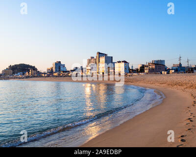 SOKCHO, Südkorea - Oktober 28, 2019: Hotel und Appartement Häuser am Strand entlang Yeongnanghaean Deungdae Straße in Sokcho city im Herbst morgen. Sok Stockfoto