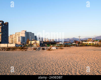 SOKCHO, Südkorea - Oktober 28, 2019: Blick auf die Stadt vom Deungdae Sokcho Strand entlang Yeongnanghaean Straße im Herbst morgen. Sokcho ist Stadt in Gangw Stockfoto